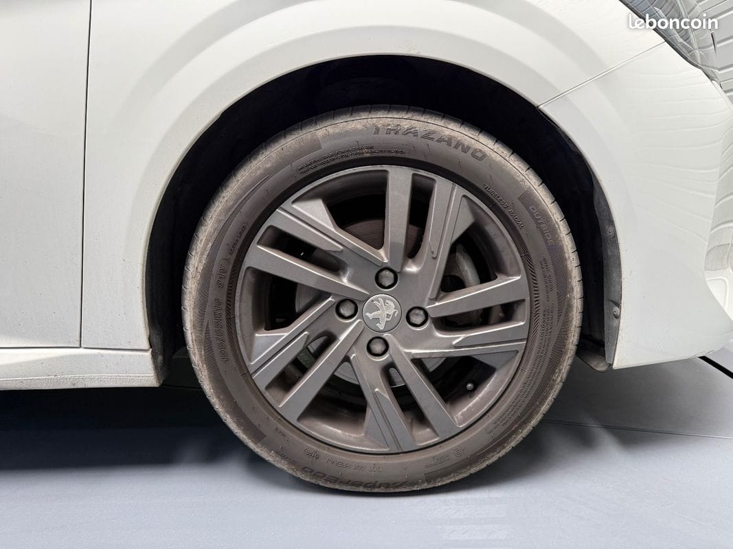 Peugeot 208 Business R 1.2 PureTech 100 S&S Active — photo 28