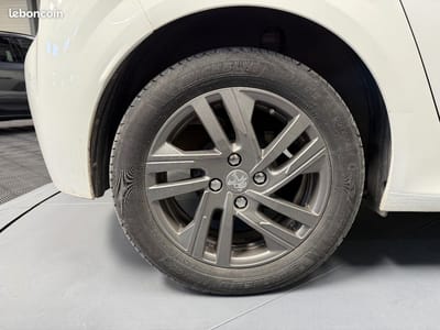 Peugeot 208 Business R 1.2 PureTech 100 S&S Active — photo 29