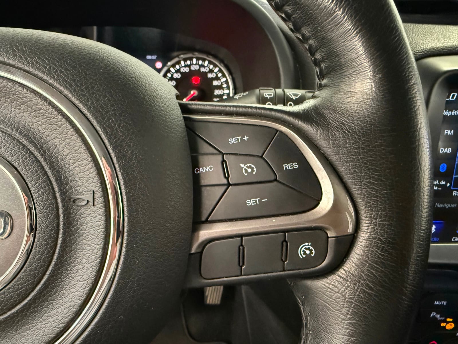 Jeep Renegade Limited — photo 13