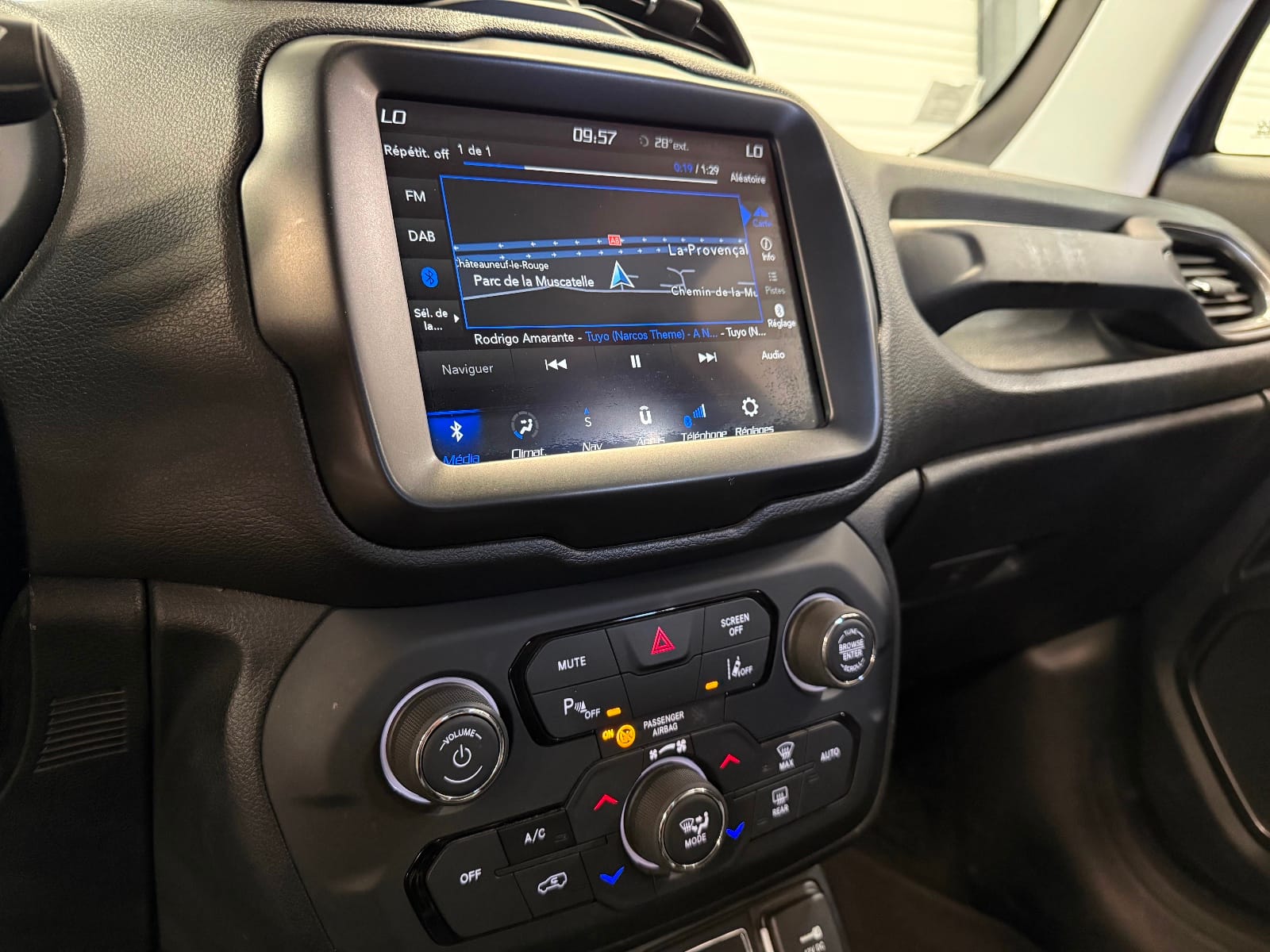 Jeep Renegade Limited — photo 19
