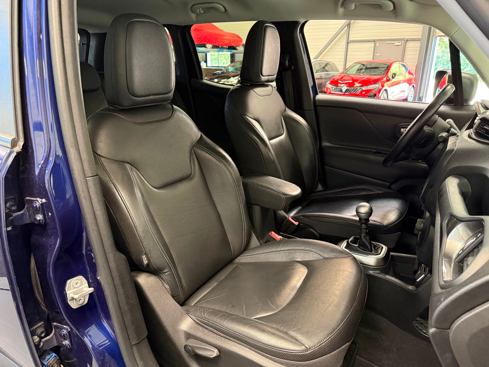 Jeep Renegade Limited — photo 13