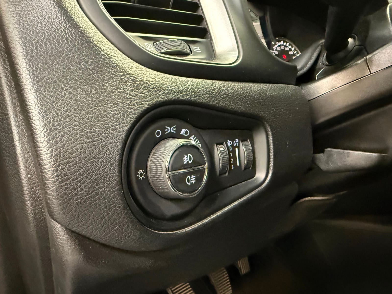 Jeep Renegade Limited — photo 21