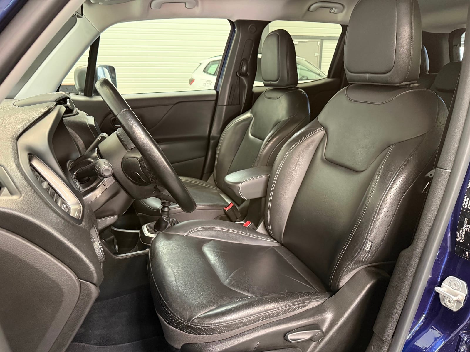 Jeep Renegade Limited — photo 11