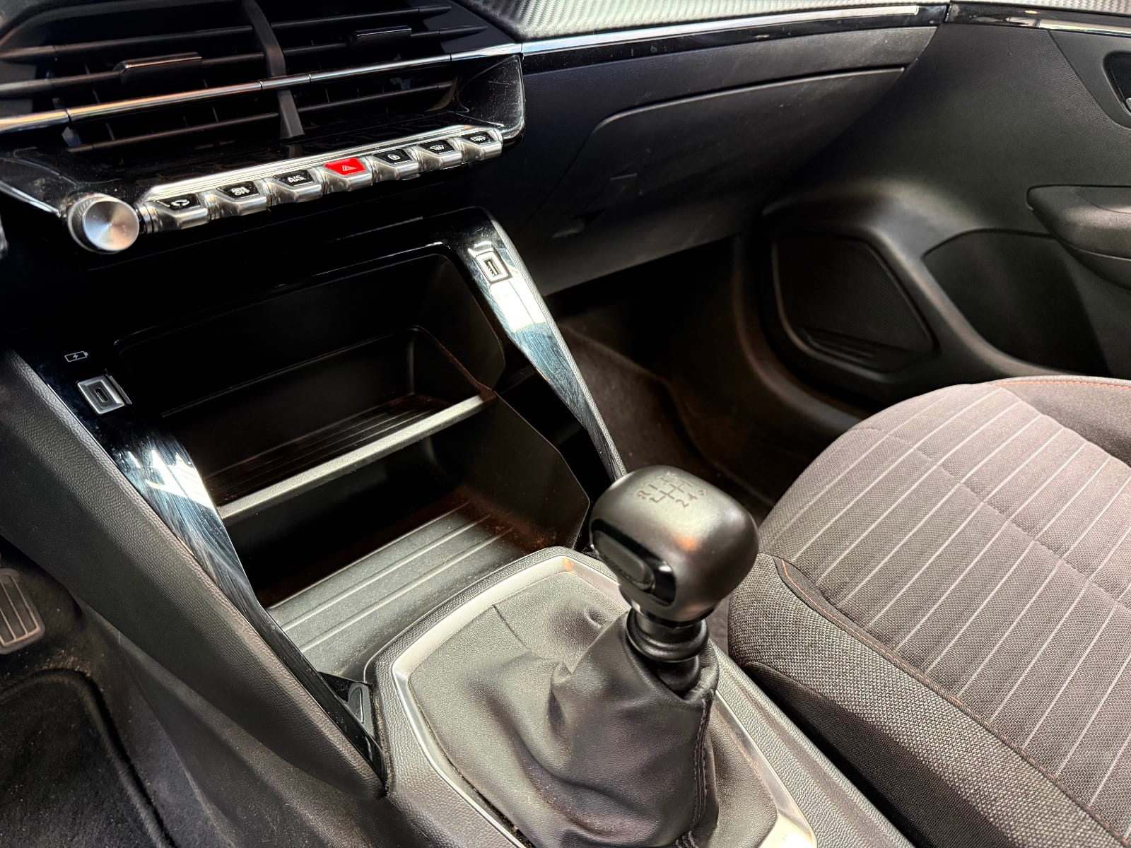 Peugeot 208 Active Pack — photo 21