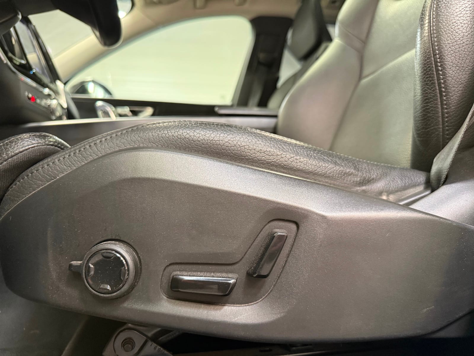 Volvo XC60 Inscription Luxe — photo 20