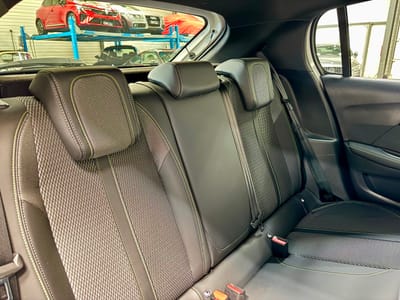 Peugeot 208 GT — photo 11