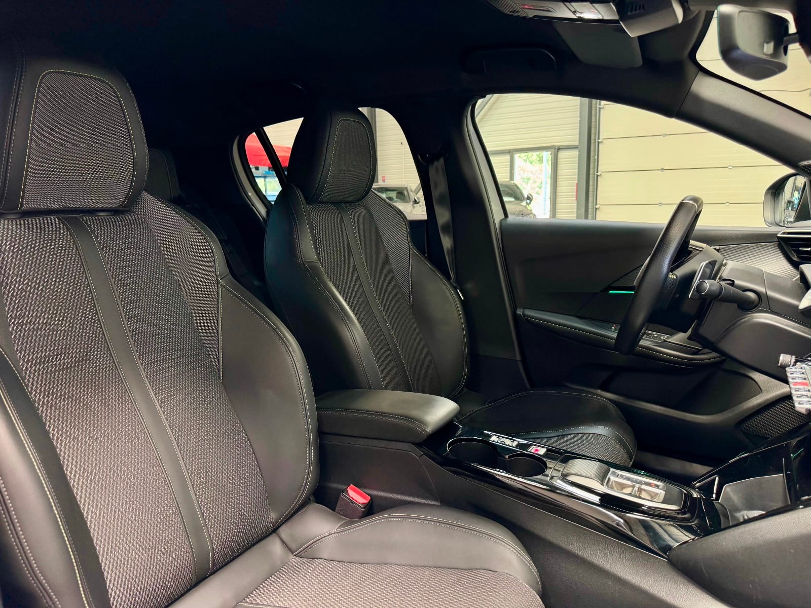 Peugeot 208 GT — photo 10