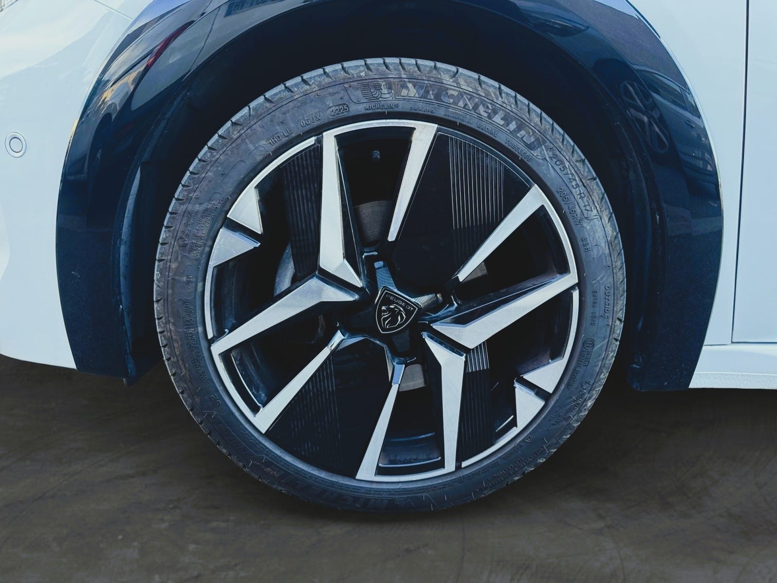 Peugeot 208 GT — photo 21