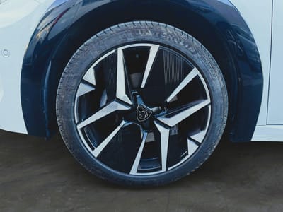Peugeot 208 GT — photo 21