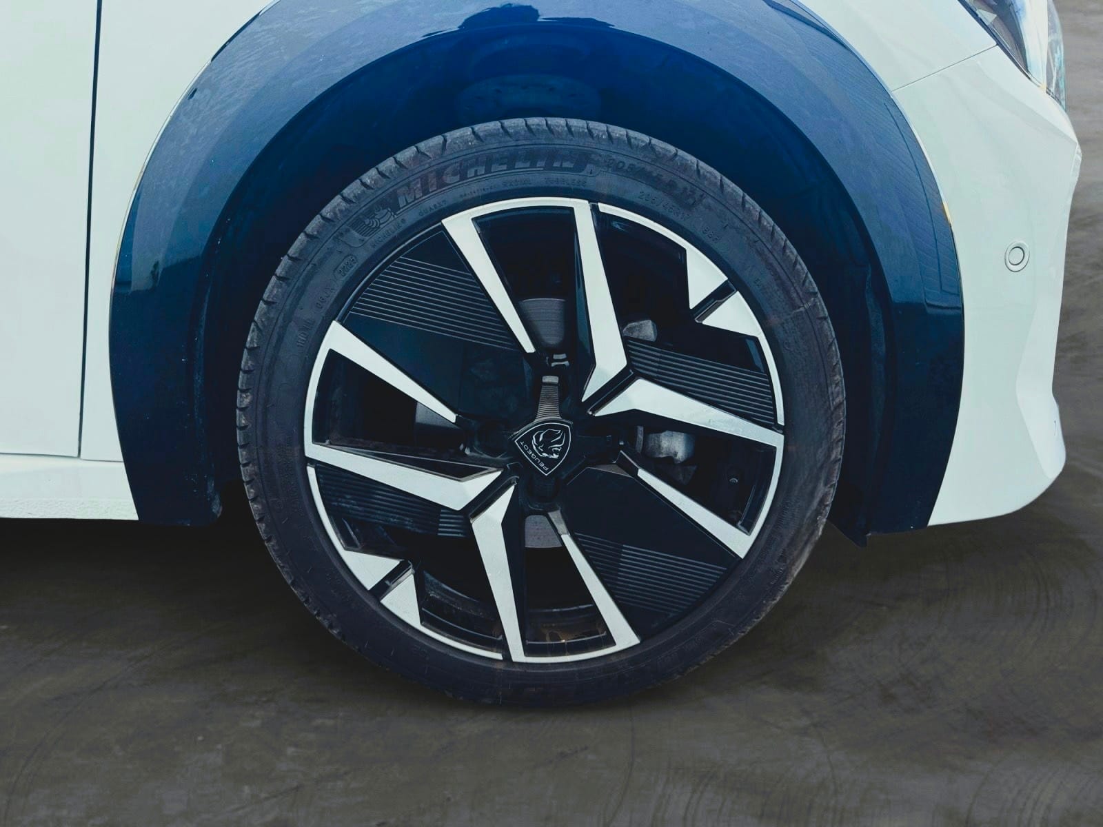Peugeot 208 GT — photo 20