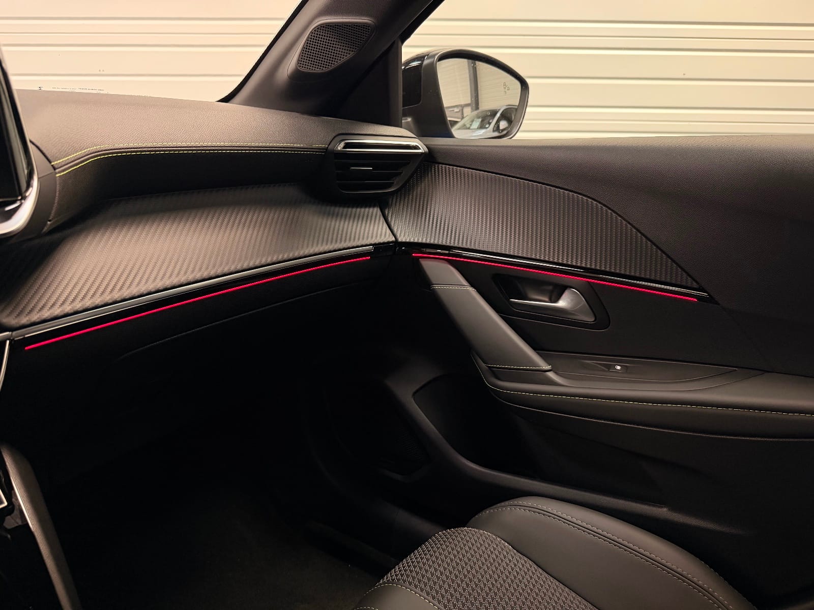 Peugeot 208 GT — photo 16