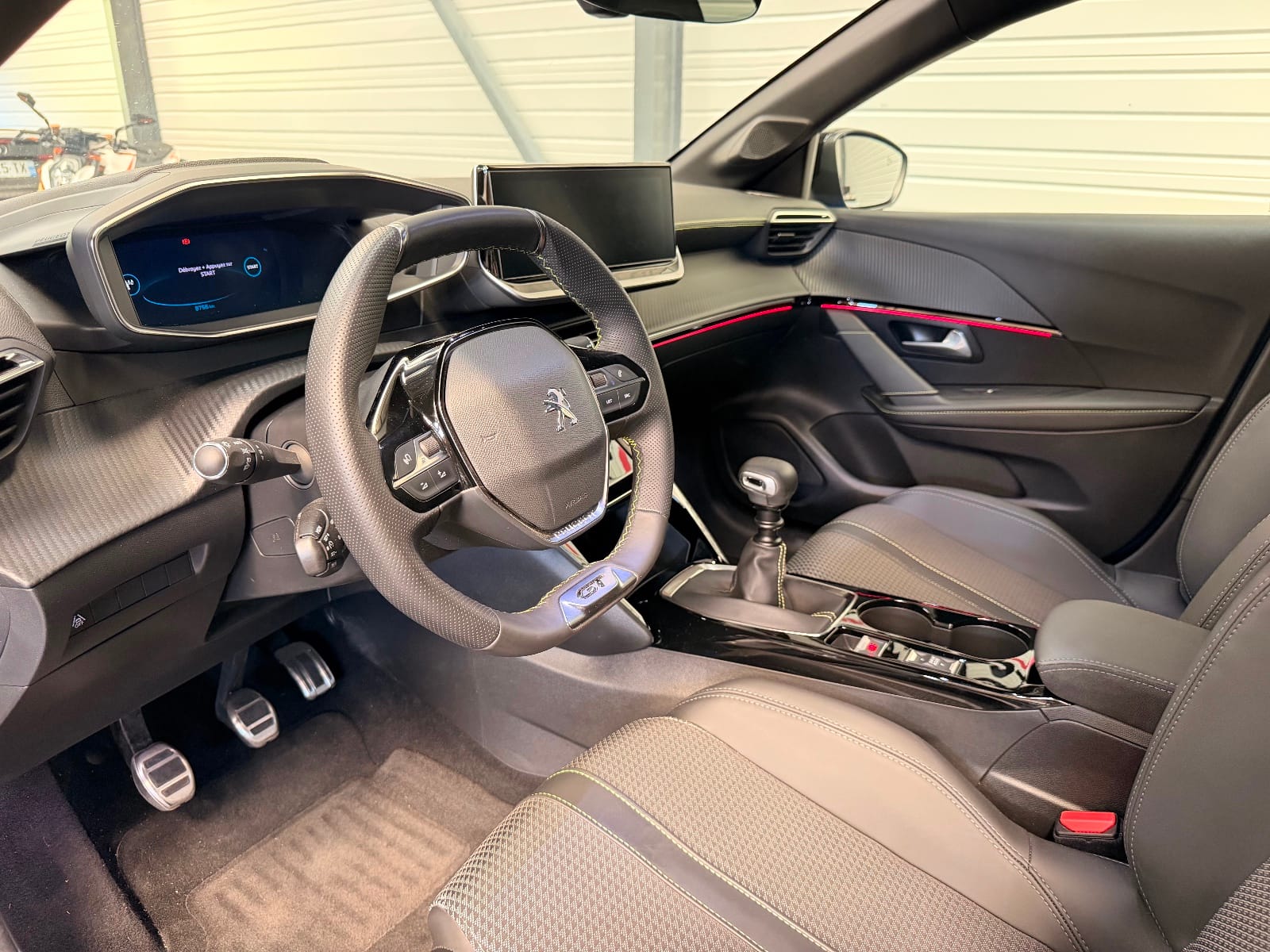 Peugeot 208 GT — photo 10