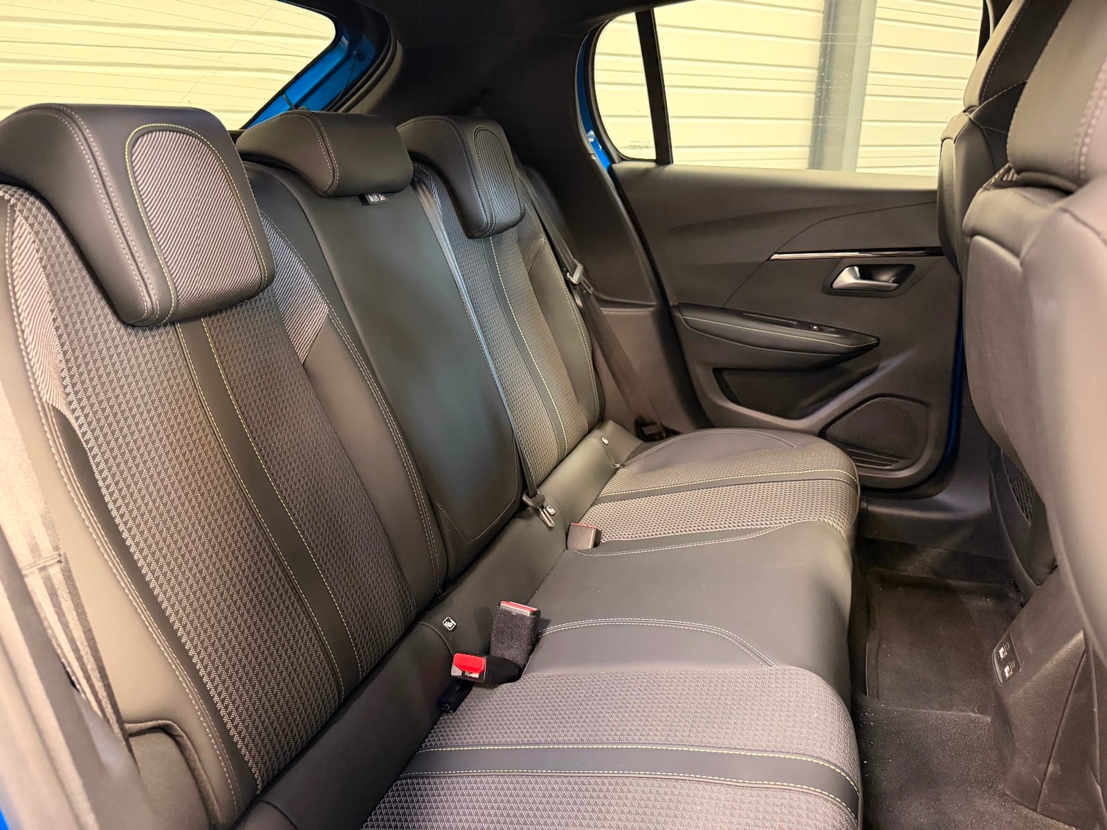 Peugeot 208 GT — photo 18