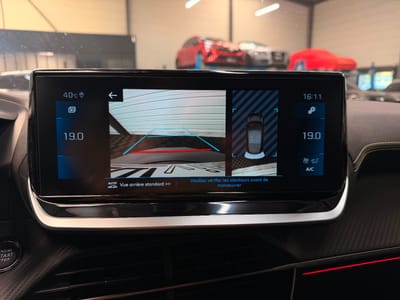 Peugeot 208 GT — photo 14
