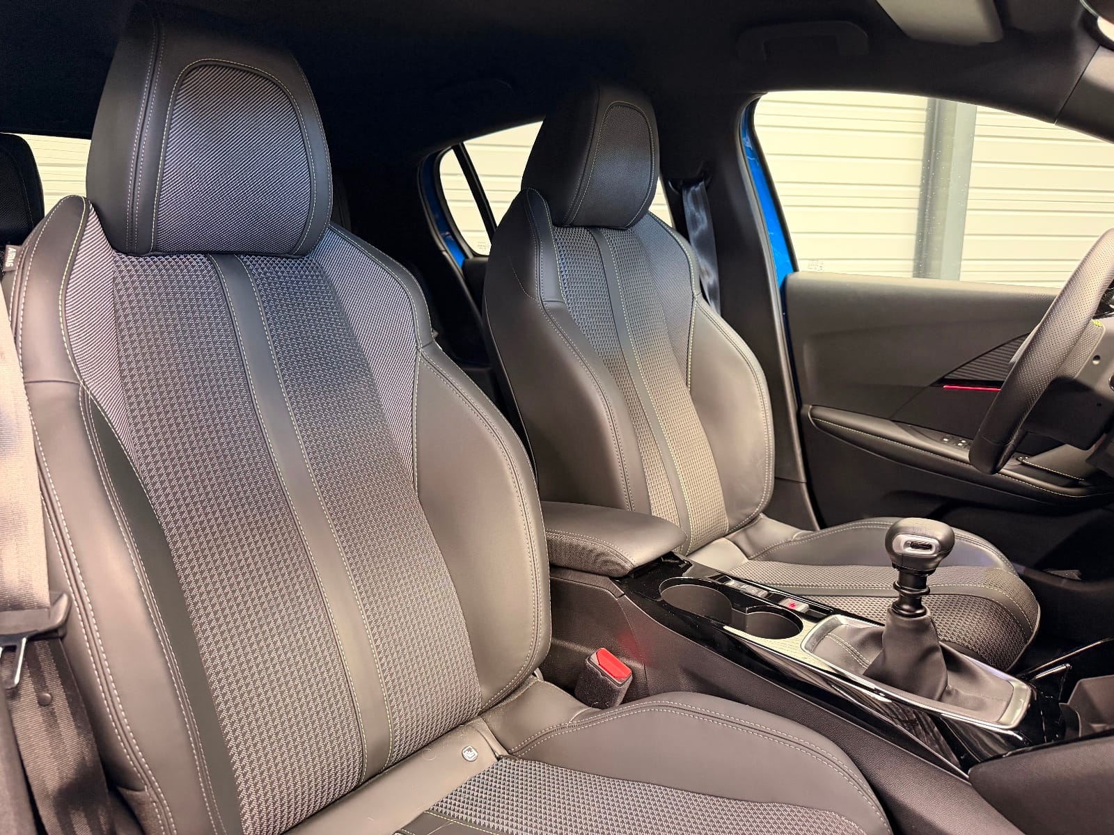 Peugeot 208 GT — photo 17