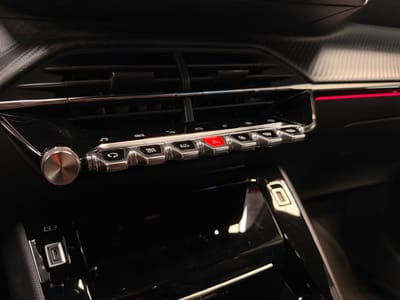 Peugeot 208 GT — photo 15
