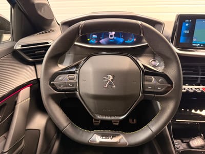 Peugeot 208 GT — photo 11