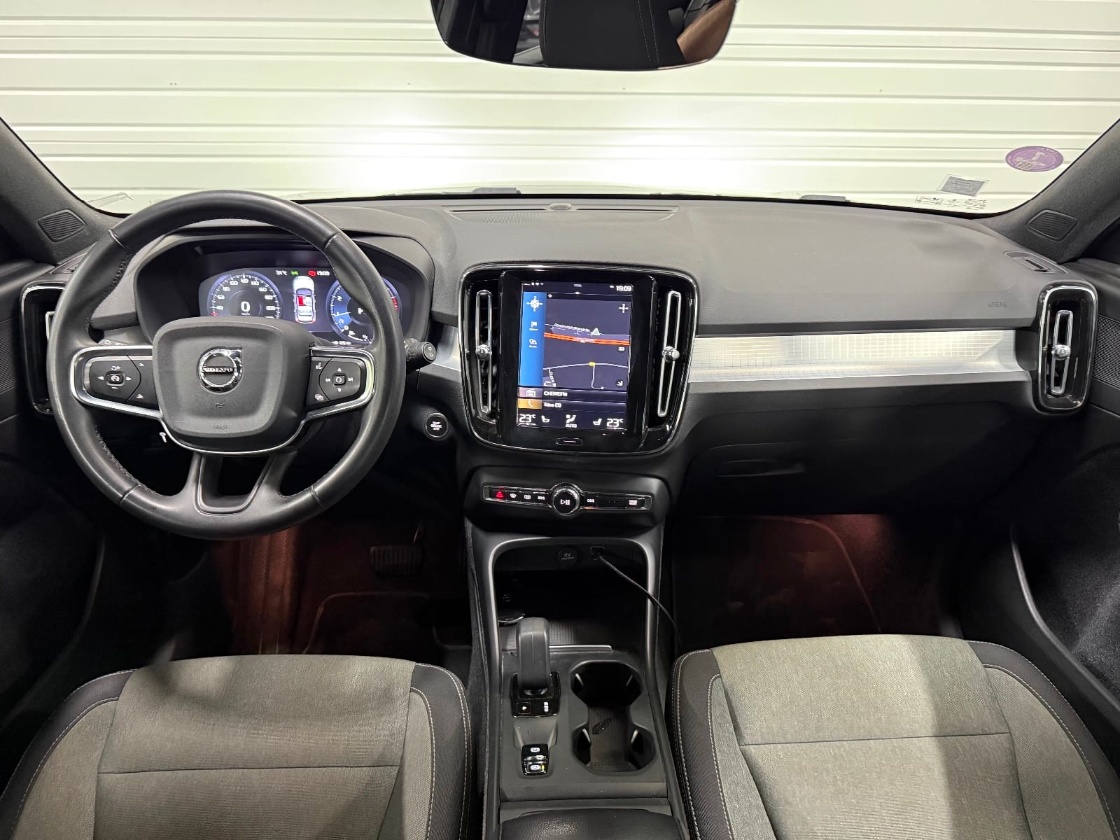 Volvo XC40 Momentum Business — photo 2
