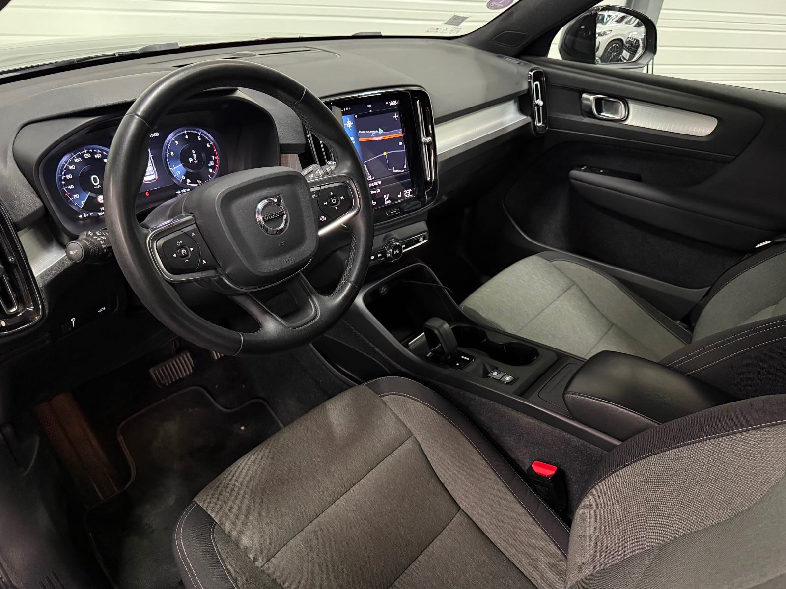 Volvo XC40 Momentum Business — photo 10