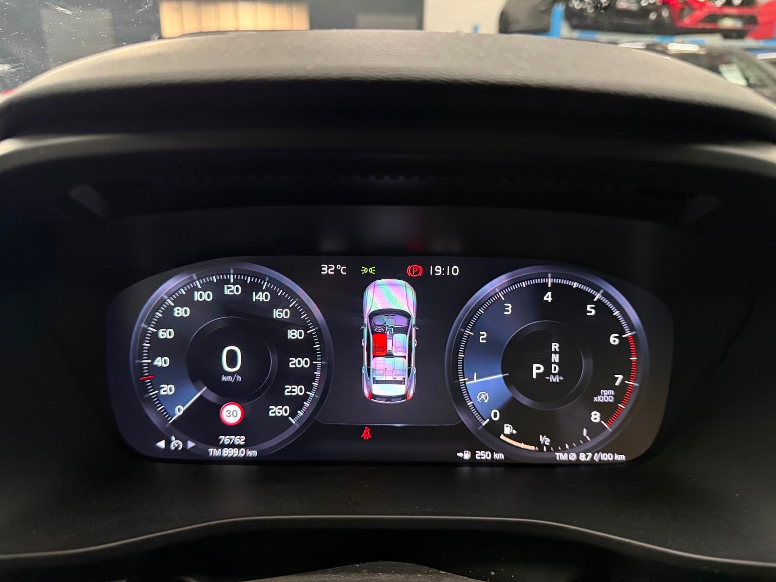 Volvo XC40 Momentum Business — photo 14