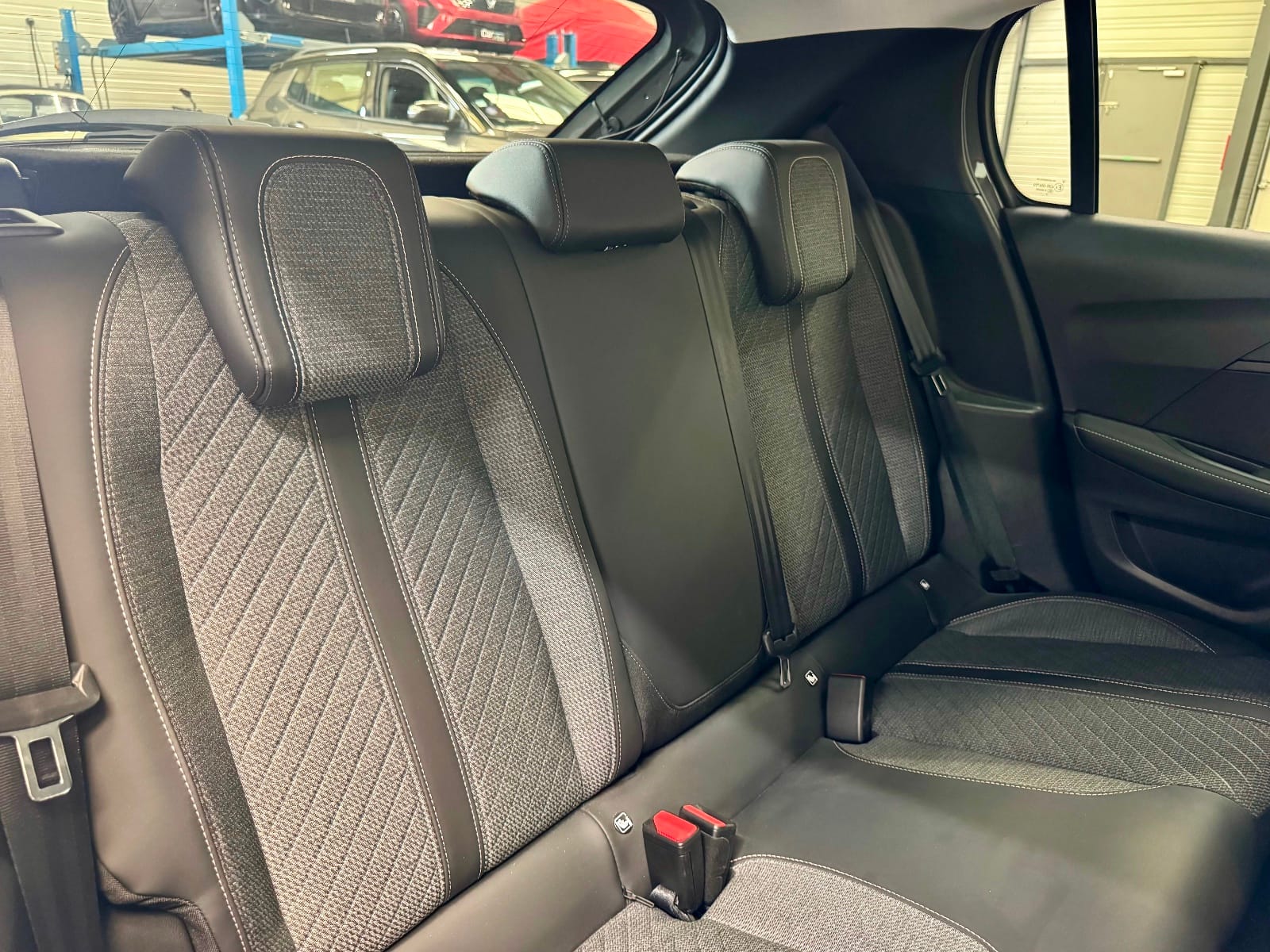 Peugeot 208 Style — photo 11