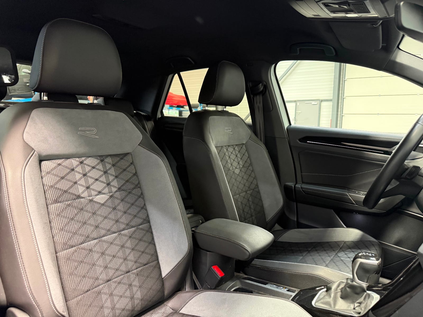 Volkswagen T-roc R-Line — photo 18