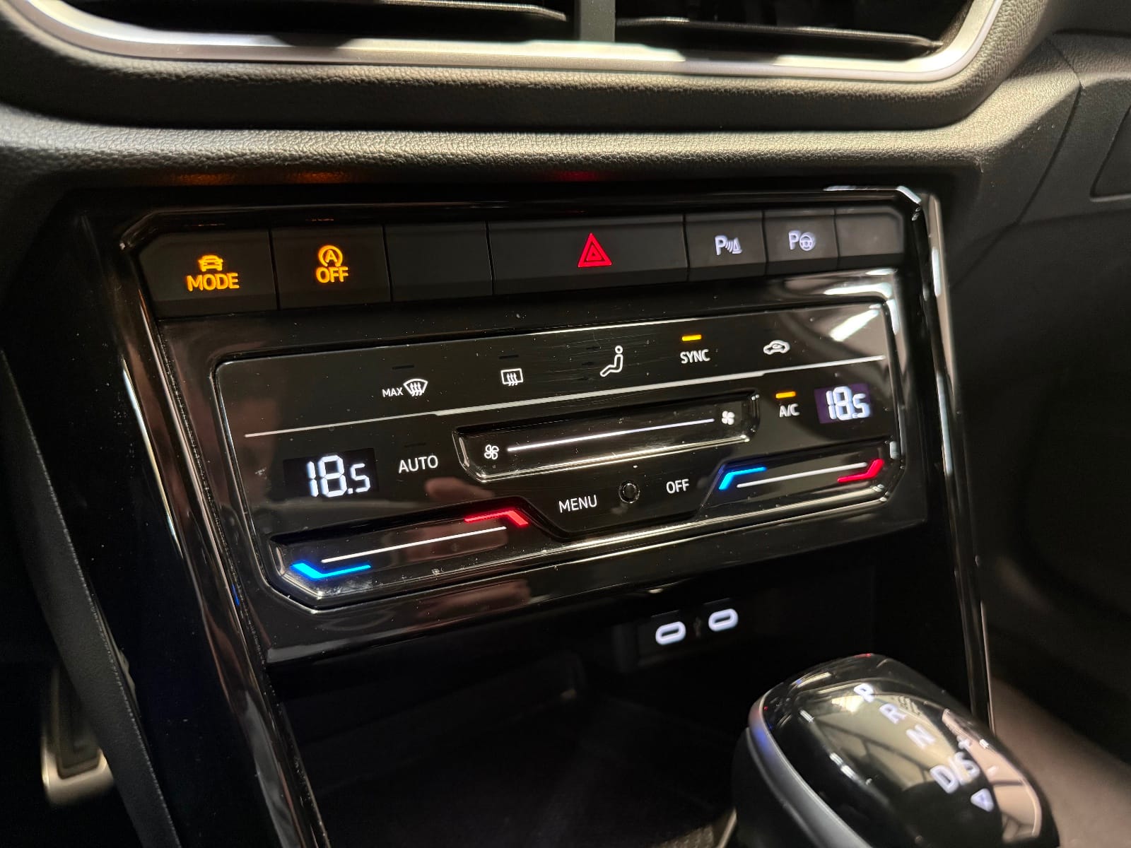 Volkswagen T-roc R-Line — photo 14