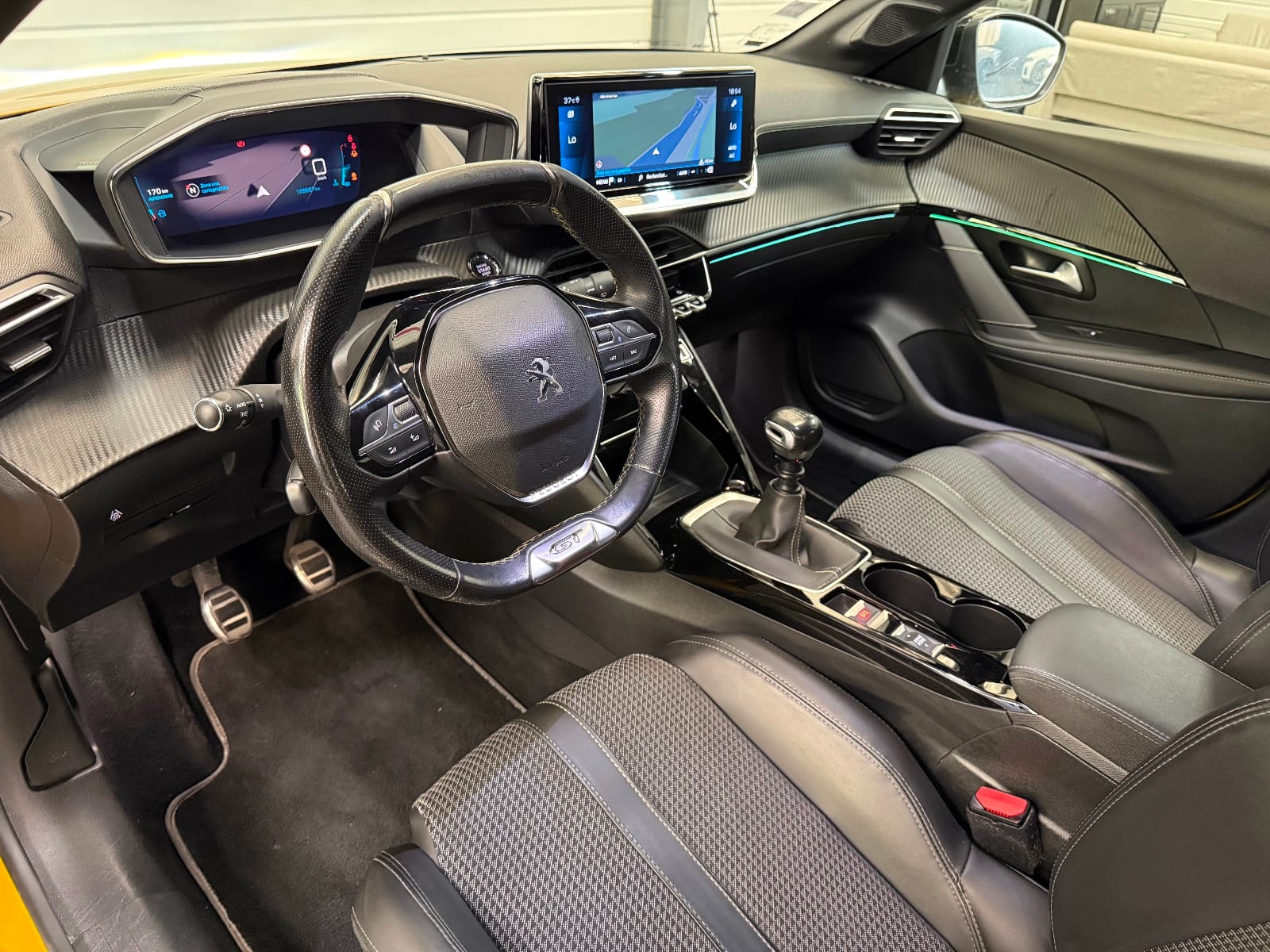 Peugeot 208 GT Line — photo 10