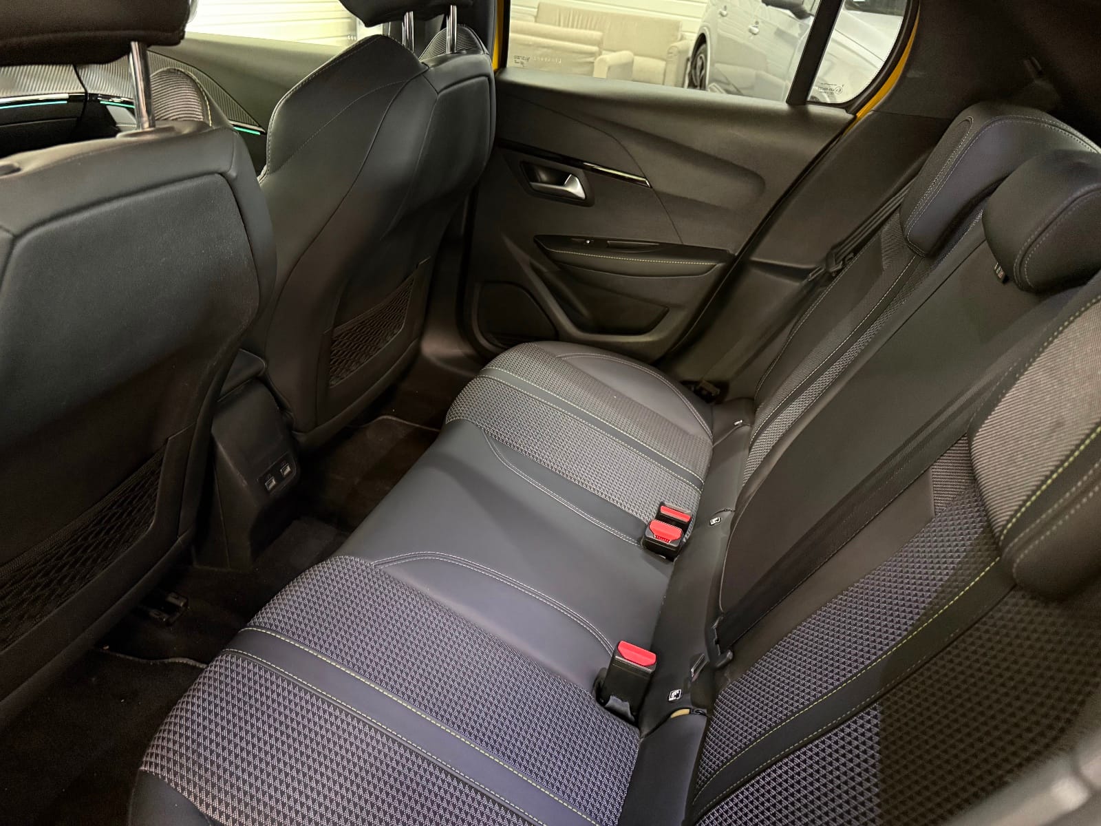 Peugeot 208 GT Line — photo 11