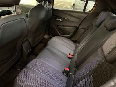 Peugeot 208 GT Line — photo 11