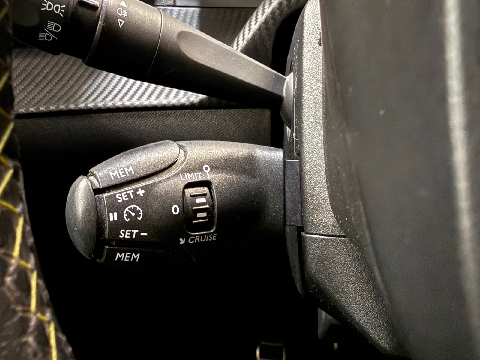 Peugeot 208 GT Line — photo 21