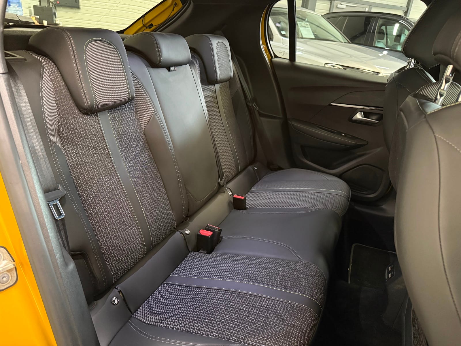 Peugeot 208 GT Line — photo 12