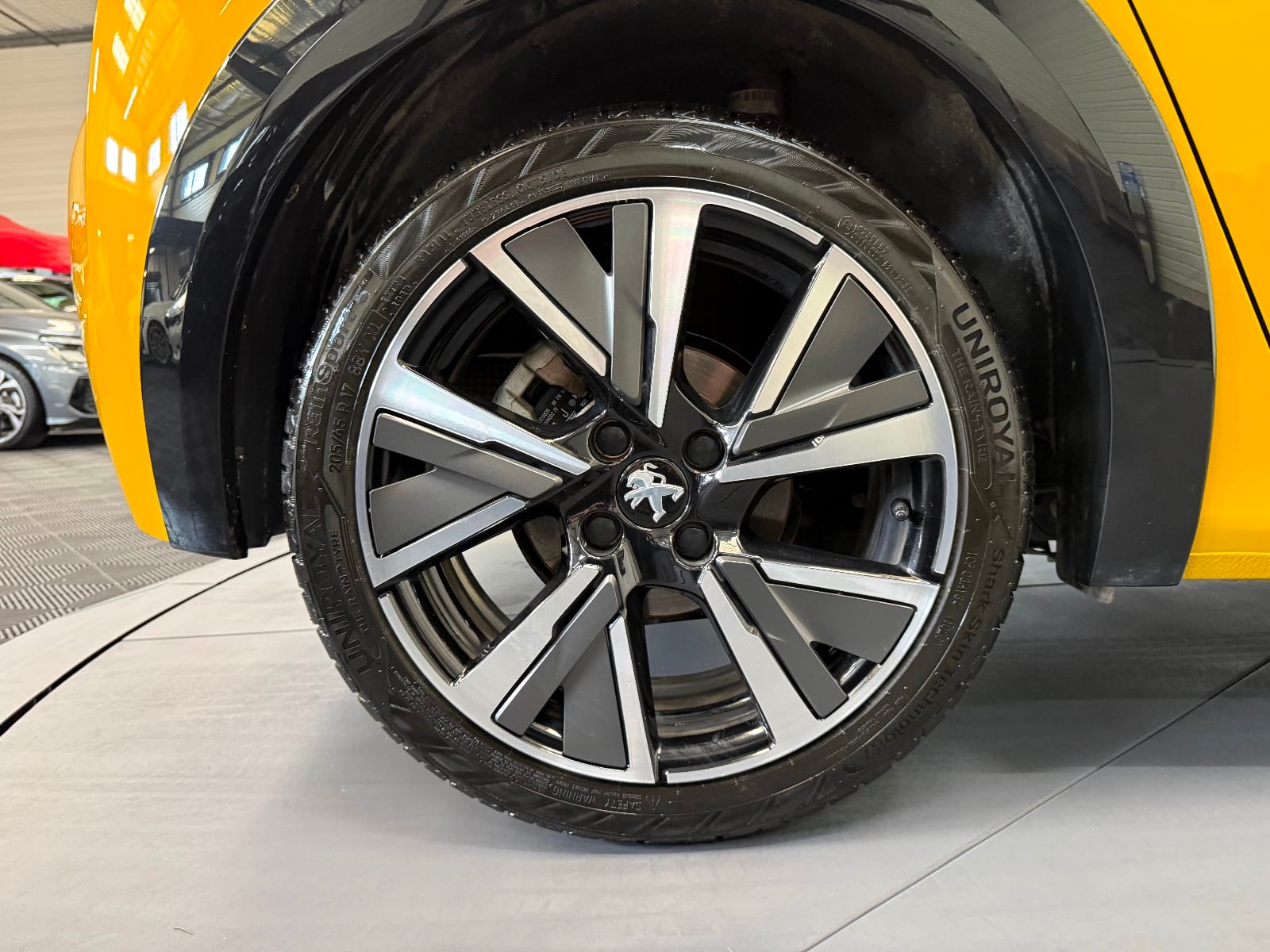 Peugeot 208 GT Line — photo 24