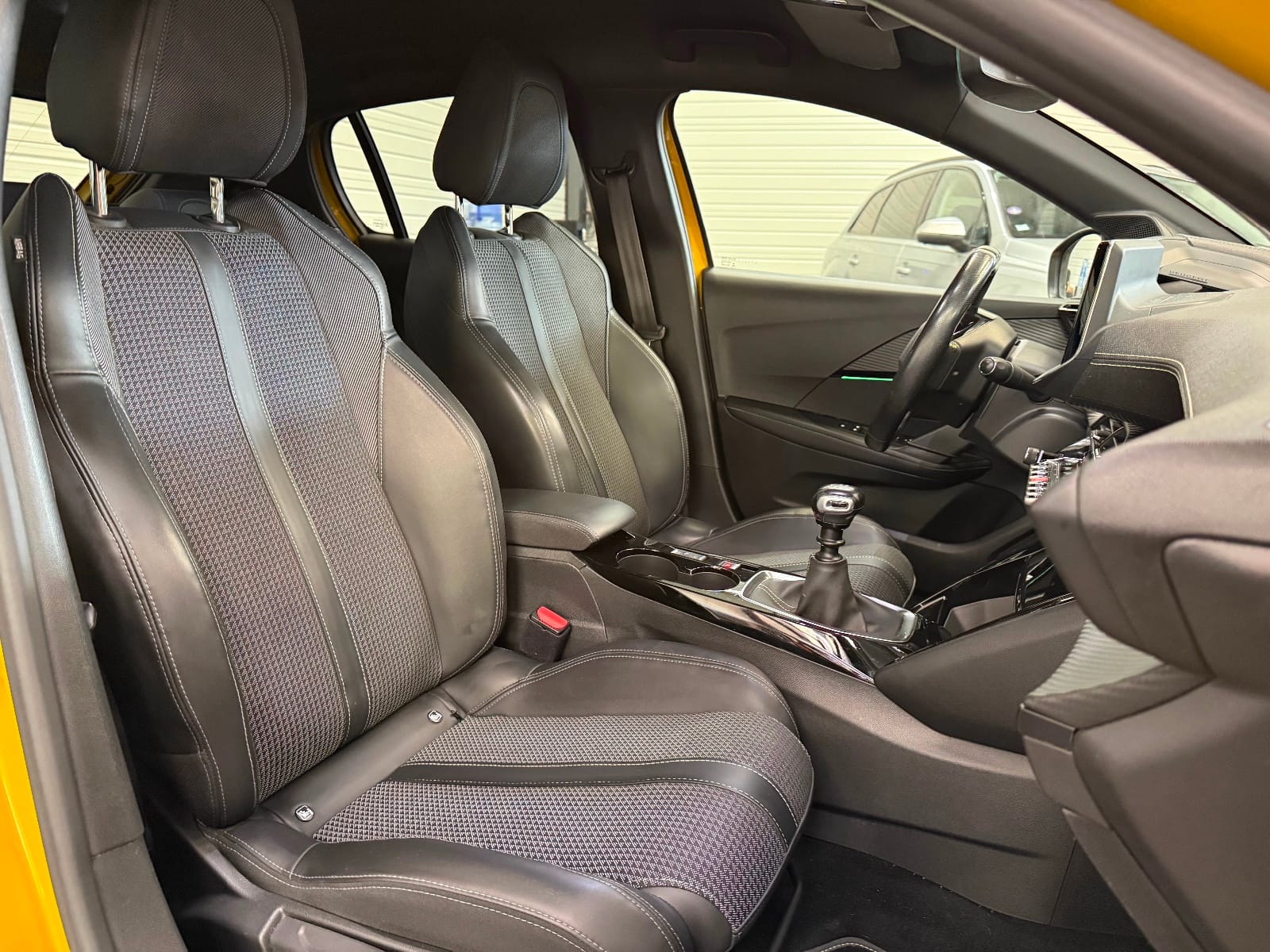Peugeot 208 GT Line — photo 13