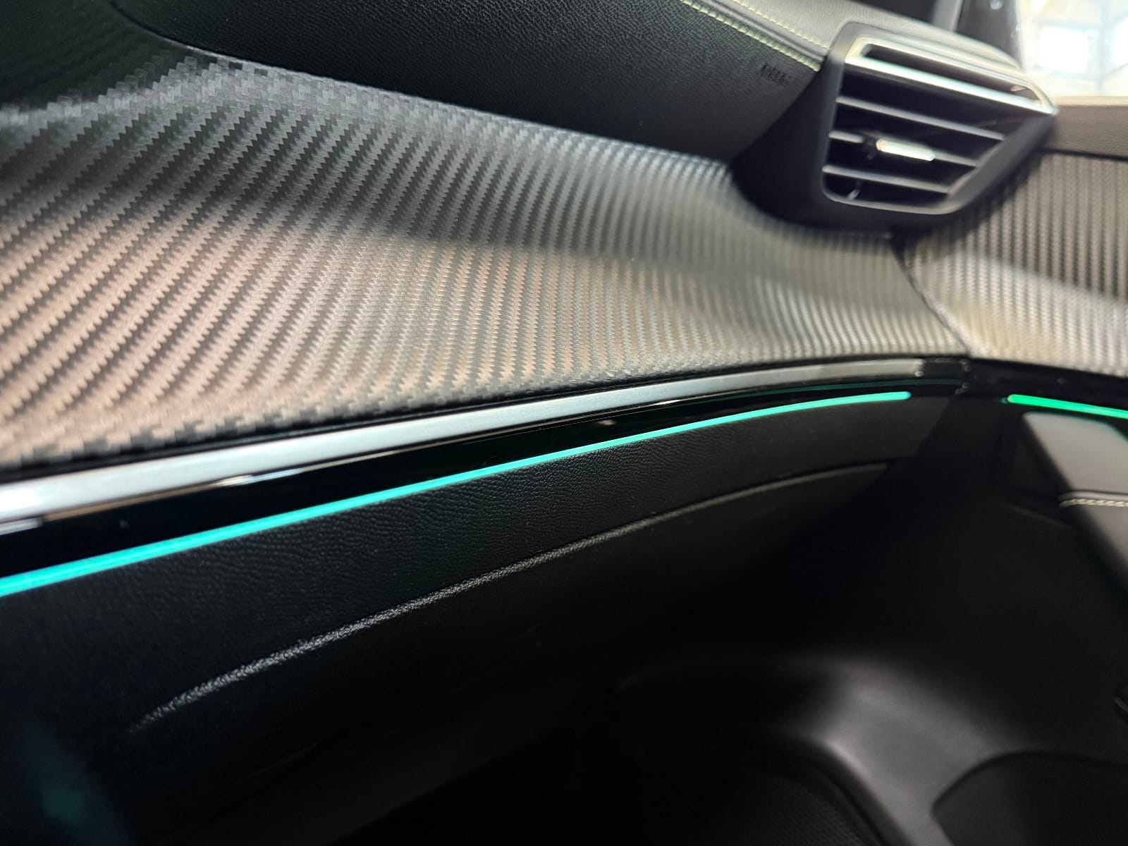 Peugeot 208 GT Line — photo 18