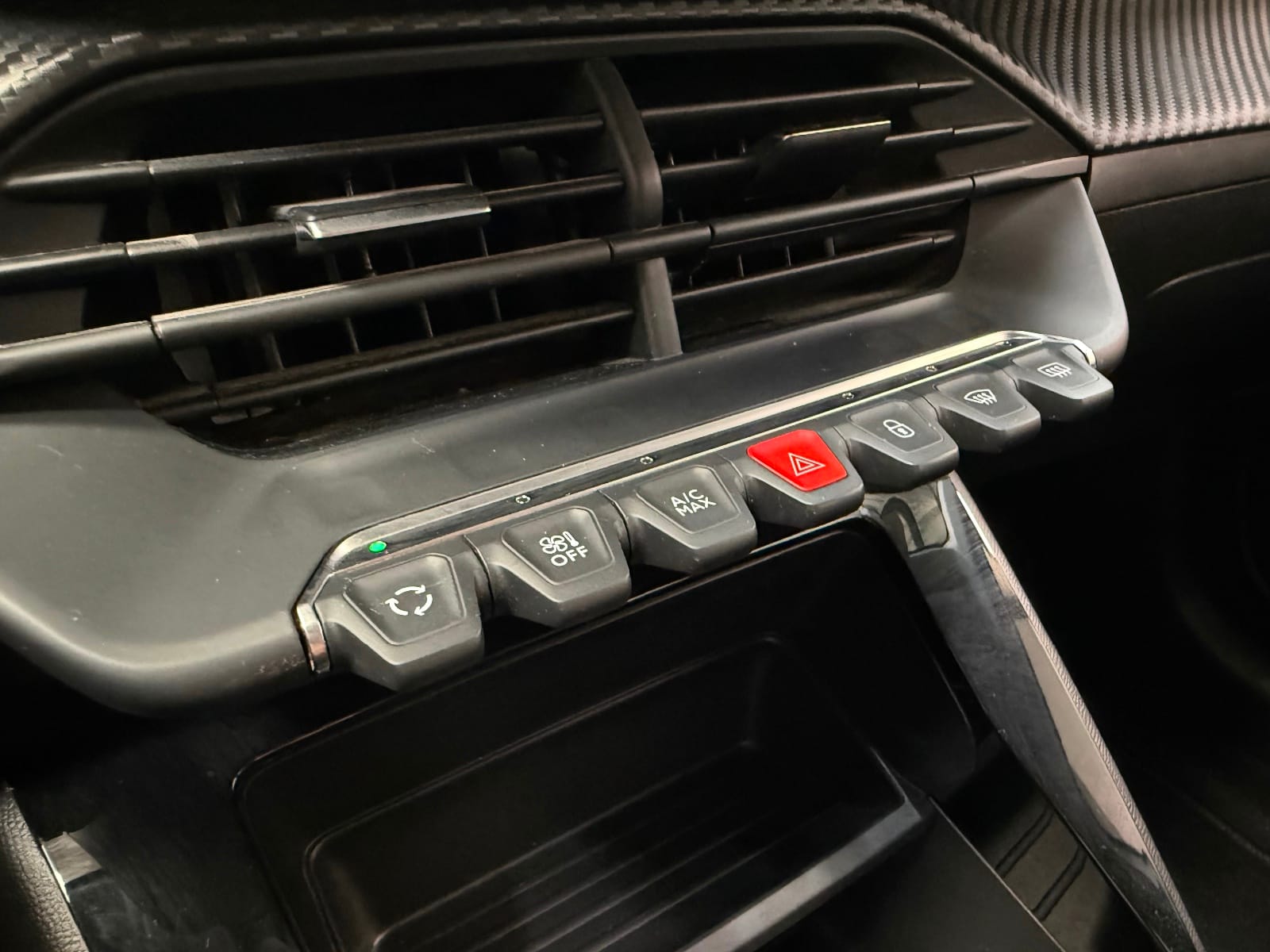 Peugeot 208 Like — photo 15