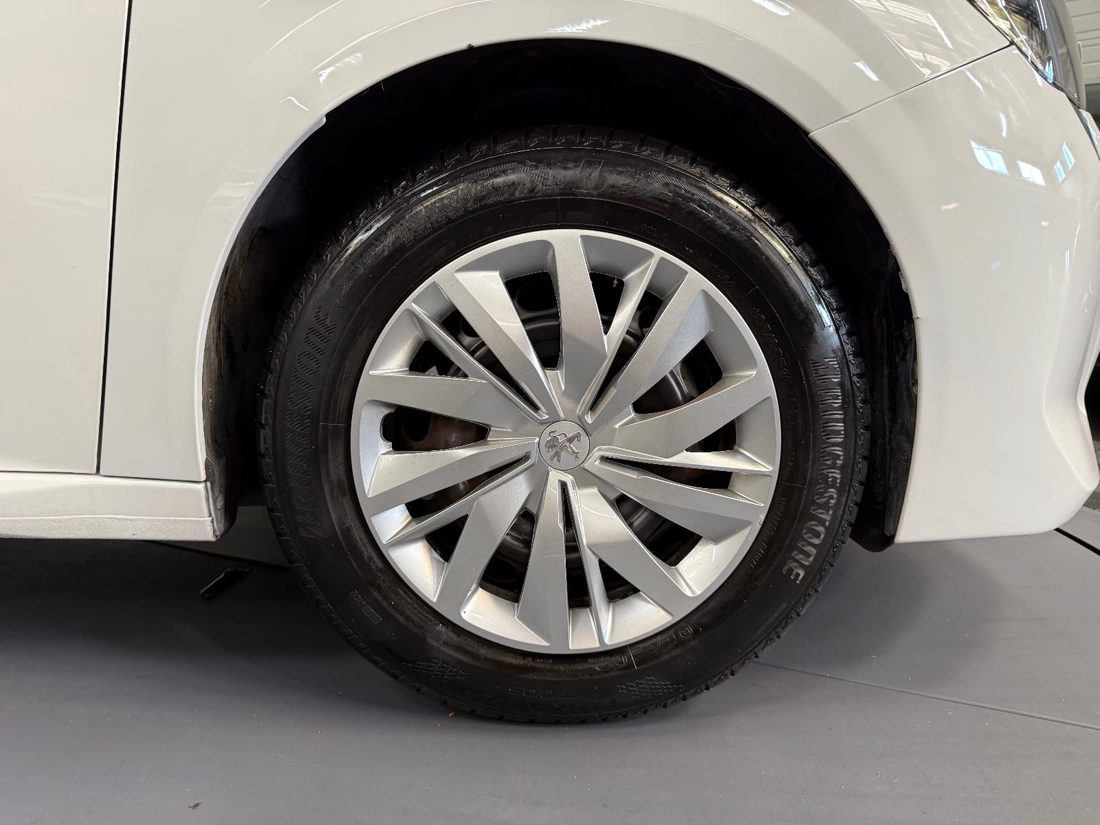 Peugeot 208 Like — photo 20