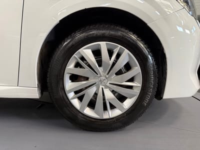 Peugeot 208 Like — photo 20