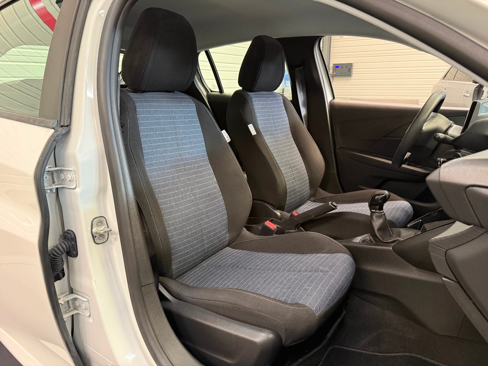 Peugeot 208 Like — photo 11