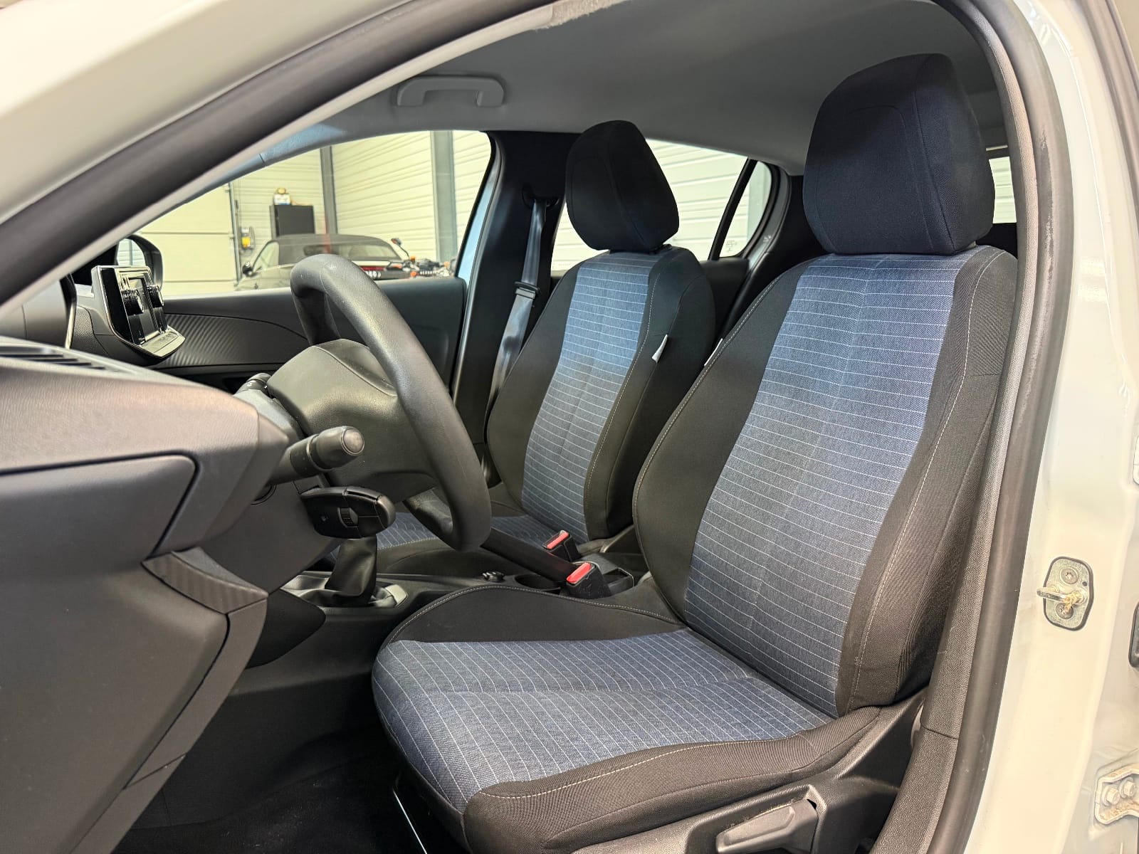 Peugeot 208 Like — photo 10