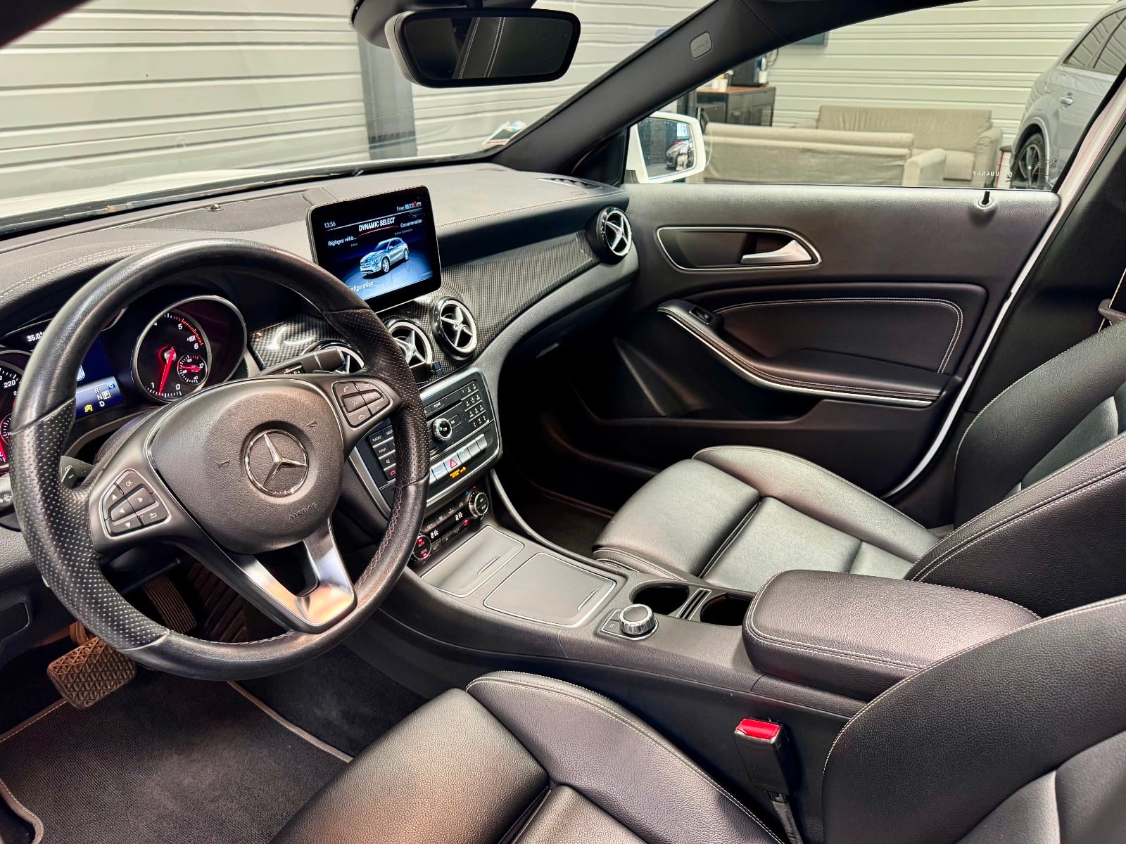 Mercedes-Benz GLA Starlight Edition — photo 17