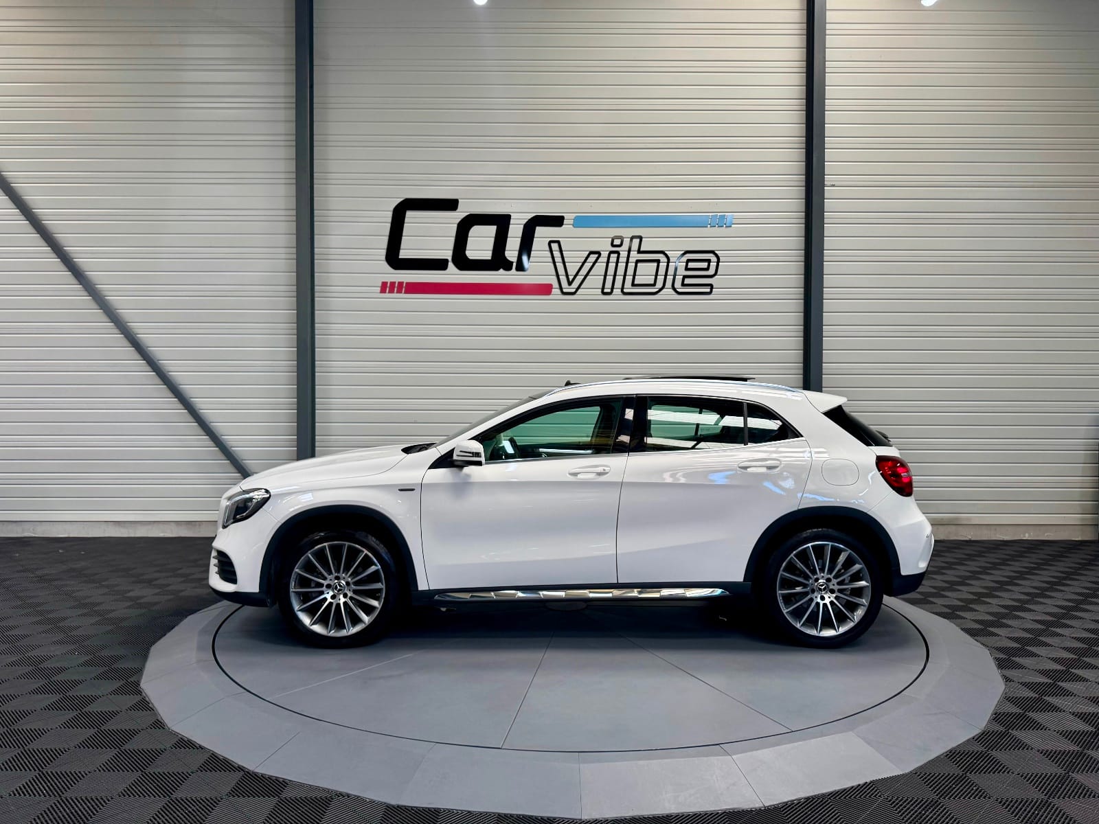 Mercedes-Benz GLA Starlight Edition — photo 7