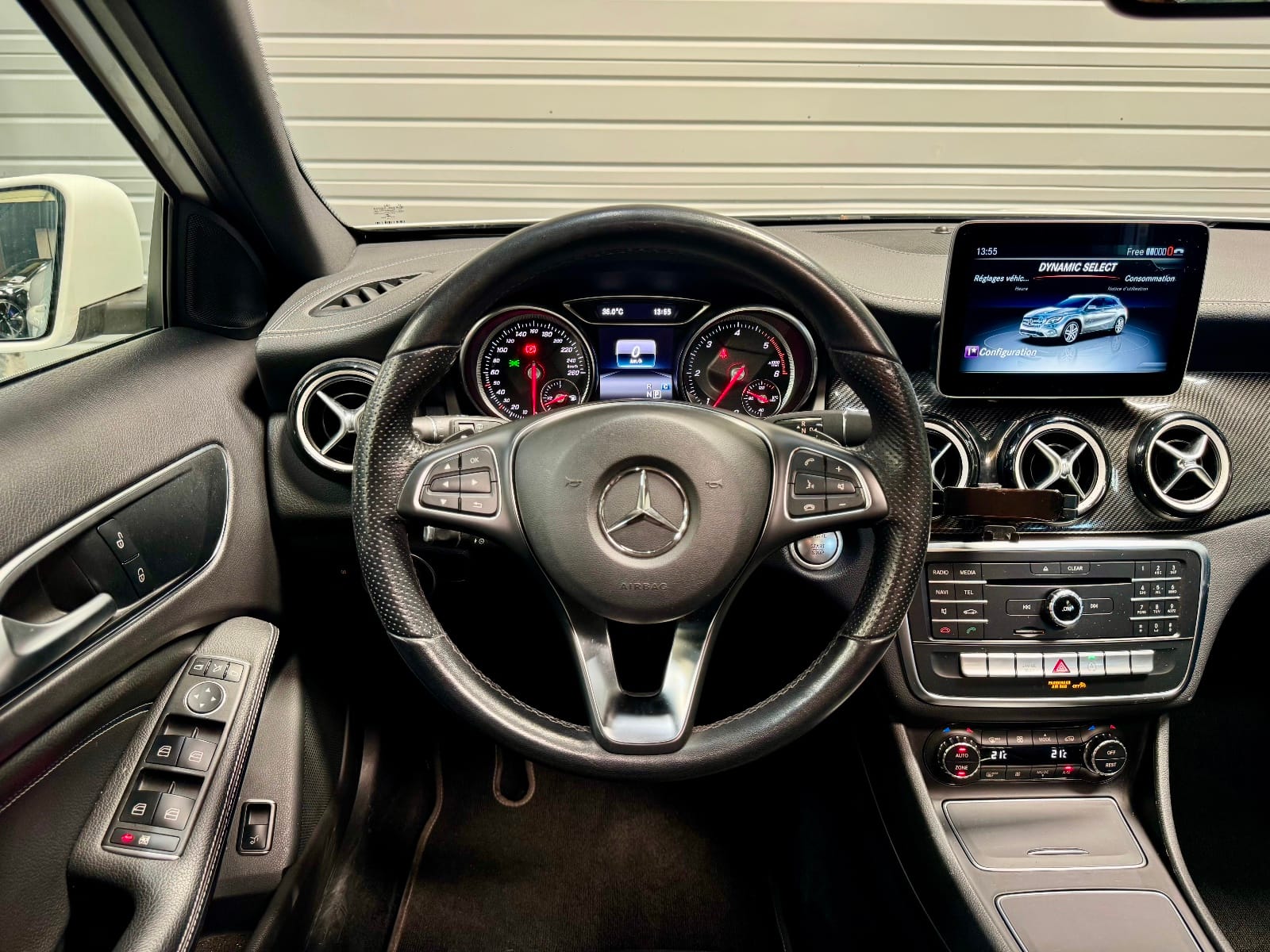 Mercedes-Benz GLA Starlight Edition — photo 12