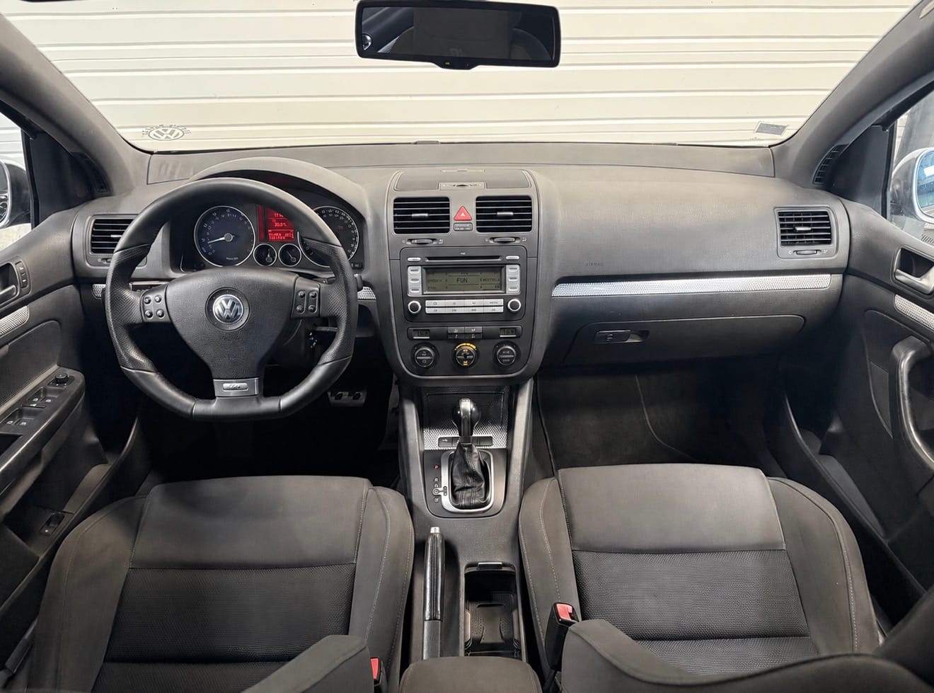 Volkswagen Golf R32 4Motion DSG — photo 2