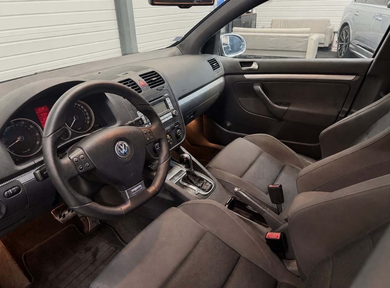 Volkswagen Golf R32 4Motion DSG — photo 9