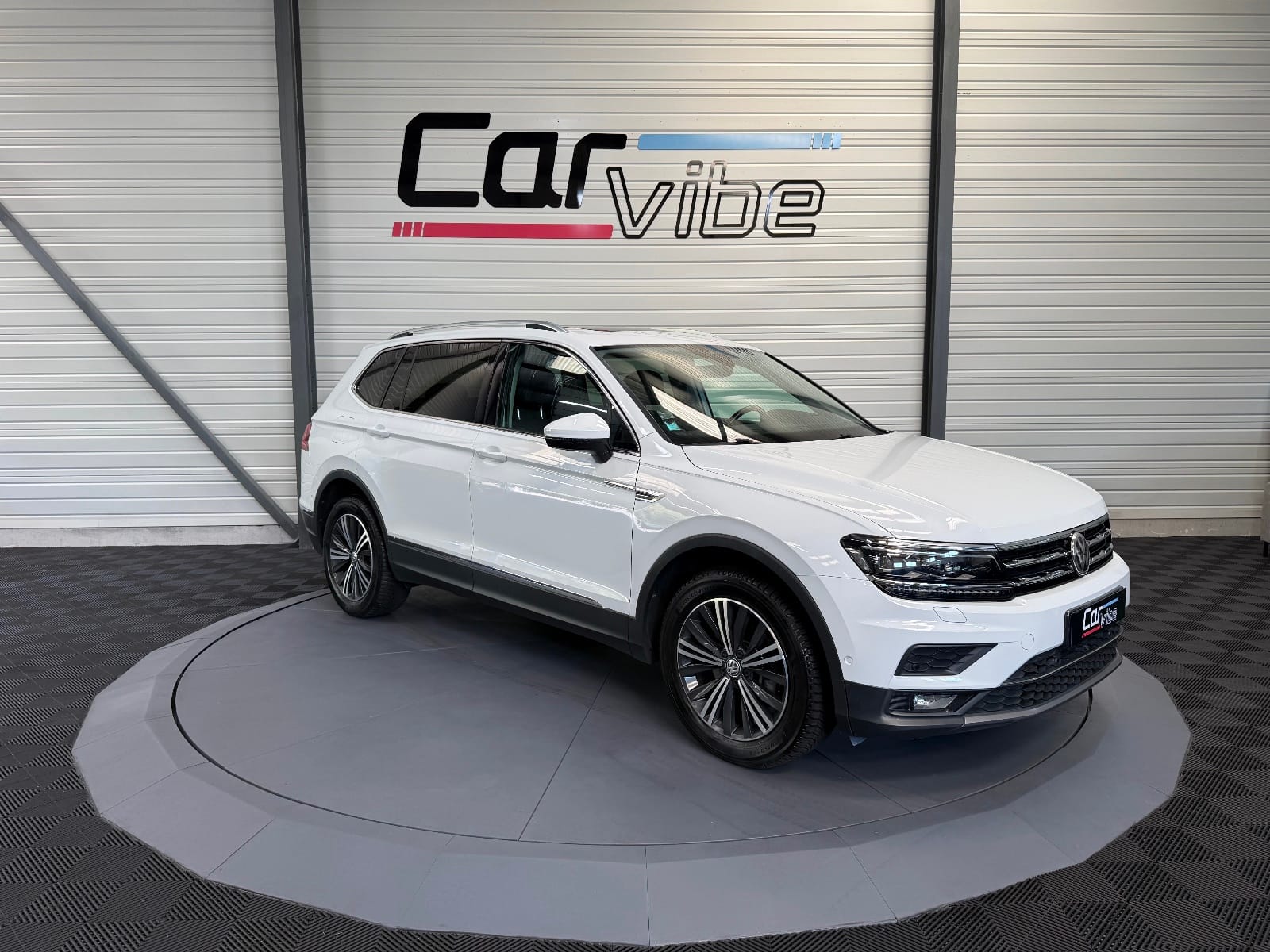 Volkswagen Tiguan Allspace Carat Exclusive — photo 1
