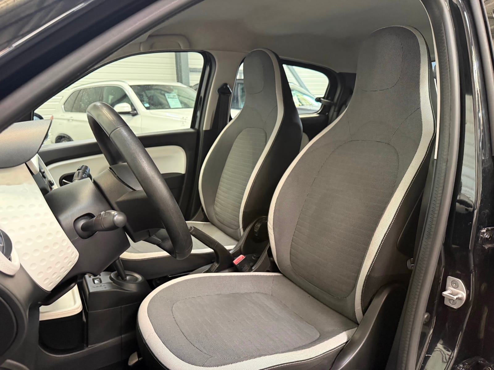 Renault Twingo III Zen EDC — photo 11