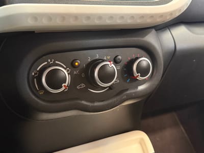Renault Twingo III Zen EDC — photo 18