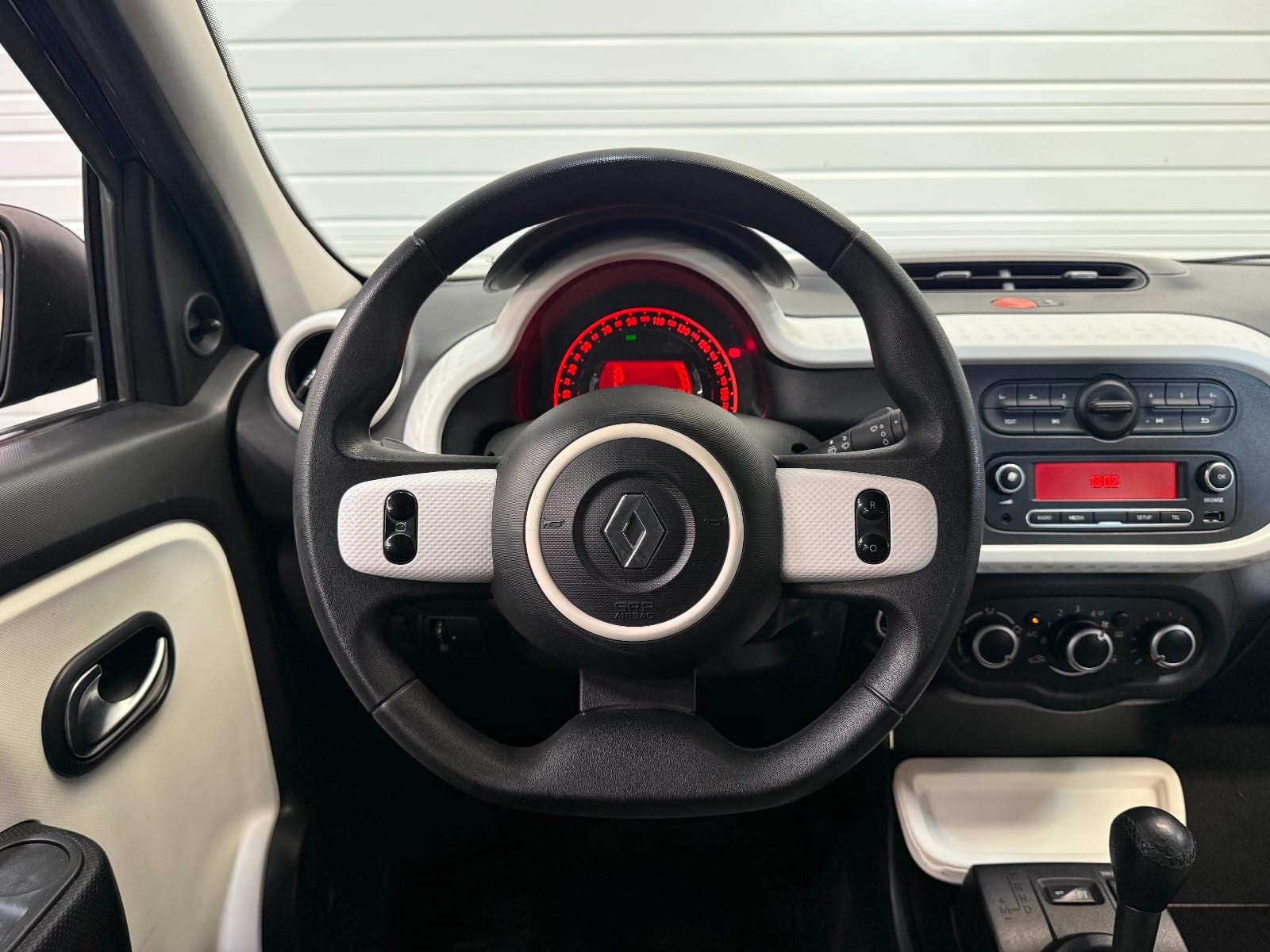 Renault Twingo III Zen EDC — photo 15