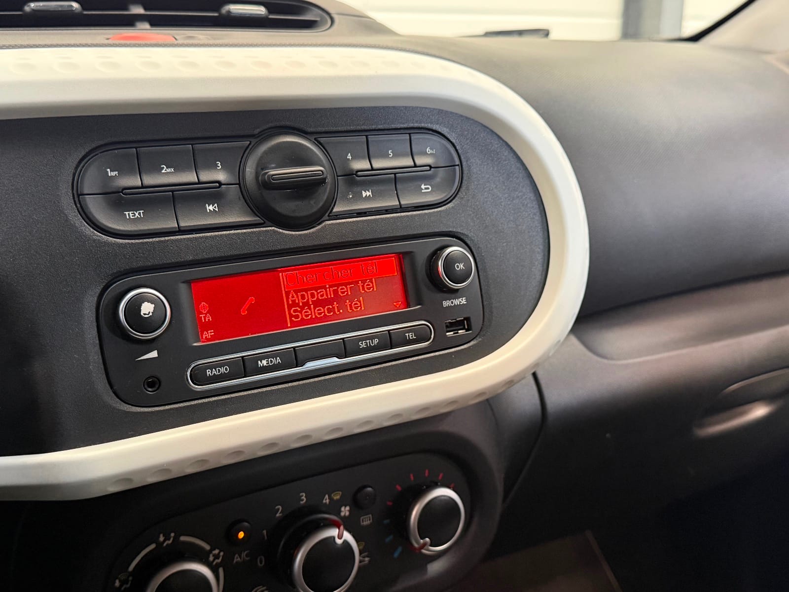 Renault Twingo III Zen EDC — photo 17